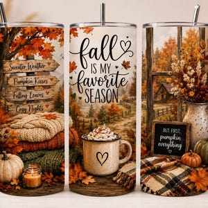 Puede incluir: Un vaso cilíndrico de acero inoxidable con pajita, con un diseño de temática otoñal. El estampado muestra un poste de madera con texto, una pila de jerséis, calabazas, una taza con nata montada y el texto Fall is my favorite season.