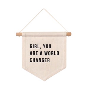 Chica eres un cambiador del mundo Mini pared colgante / bandera de lona / pasador de madera / estandarte de pared pequeña / cita de pared / poder de la niña / empoderar a las mujeres imagen 1