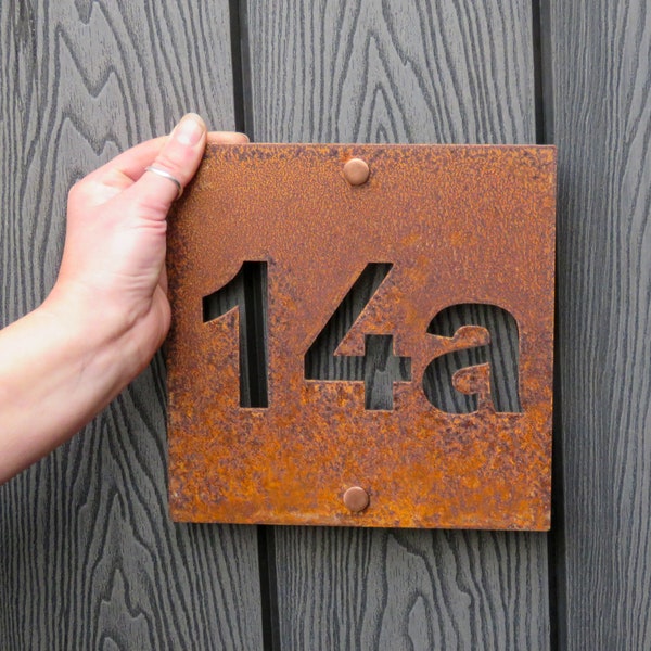Plaque de numéro de maison en acier corten, numéro de maison en métal rouillé, numéro de porte carré contemporain, cadeau pour une nouvelle maison