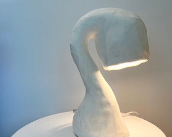Lámpara de mesa SPACE INVADER, lámpara de papel hecha a mano de tamaño mediano, moderna inspirada en Wabi Sabi, textura irregular de yeso blanco mate