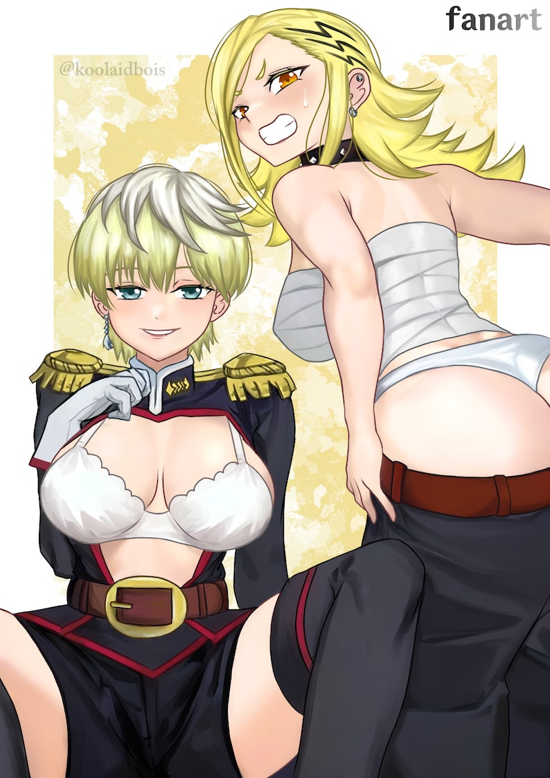 Pu&ograve; includere: Due personaggi anime, uno con i capelli biondi e un top con una benda bianca, l'altro con i capelli biondi corti che indossa un'uniforme militare nera e rossa con un reggiseno bianco e una cintura marrone. Lo sfondo &egrave; un motivo floreale giallo e bianco. Il testo "fanart" &egrave; nell'angolo in alto a destra e il testo "@koolaidbois" &egrave; nell'angolo in alto a sinistra.