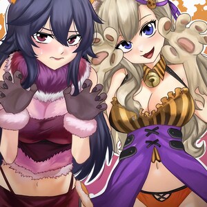 Pu&ograve; includere: Due personaggi anime vestiti con costumi da gatto. Il personaggio a sinistra ha una pelliccia viola e rosa, orecchie nere e un collare rosso e bianco. Il personaggio a destra ha una pelliccia bianca, orecchie marroni e un collare giallo e nero a strisce. Entrambi i personaggi hanno orecchie e code da gatto.