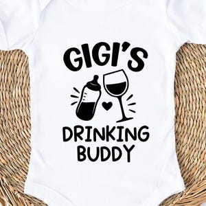 Compagno di bevute di Gigi in formato SVG, Gigi e il suo bambino in formato SVG, Vino e bottiglia in formato SVG, Nonna in formato SVG PNG, File SVG Cricut, Regalo per neonati con stampa a sublimazione