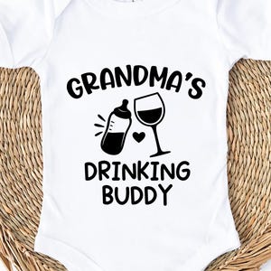 Copain de grand-mère qui boit Svg, Svg bébé et grand-mère, Svg bébé drôle Png, fichier de coupe Cricut, verre à vin et bouteille Svg, fichier pour sublimation