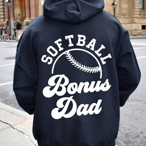 Softball Bonus Dad Svg, Camisa de Softball Svg, Camisa de Bônus Dad Svg, Fã de Esportes Svg, Arquivo de Corte Cricut, Silhueta, Sublimação Png