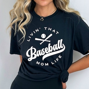 Livin' That Baseball Mom Life Svg, Baseball Mom Svg, Baseball Mama Svg, Maglietta da baseball Svg, Baseball Svg, File di taglio per Cricut Download