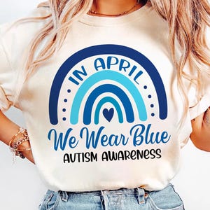 Em abril, usamos azul Svg Png, design de camisa de arco-íris de conscientização sobre autismo, sublimação de fita azul de abril Png, arquivo Svg de suporte à inclusão, Cricut