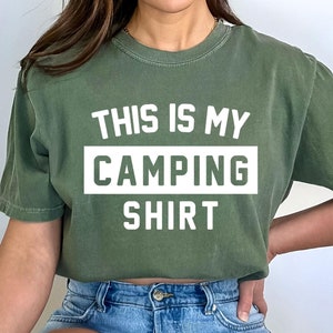 Esta es mi camiseta de camping Svg, aventura al aire libre Svg, vida de camping Svg, camping divertido Svg, naturaleza Svg, minimalista Svg para campistas, Cricut