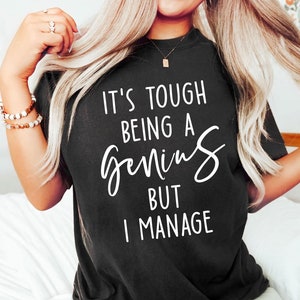 Puede incluir: Camiseta negra con texto blanco que dice "Es difícil ser Géminis, pero lo consigo."