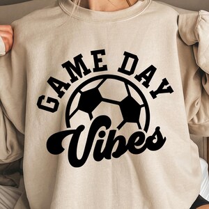 Vibraciones del día del juego Fútbol Svg, Camiseta de mamá futbolera Svg, Balón de fútbol Svg, Animación deportiva Svg, Silueta, Archivos Svg para Cricut, Sublimación Png