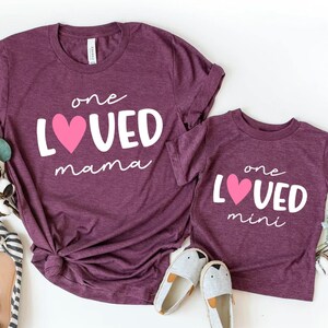 One Loved Mama Svg, One Loved Mini Svg, Mommy and Me Svg, Magliette abbinate Svg, San Valentino Svg, File di taglio Cricut, Silhouette, Sublimazione