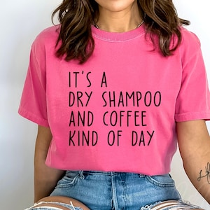 É um dia tipo xampu seco e café Svg, mãe engraçada Svg, camisa engraçada Svg, viciado em café Svg, café Svg, vida de mãe Svg Png Eps, Cricut