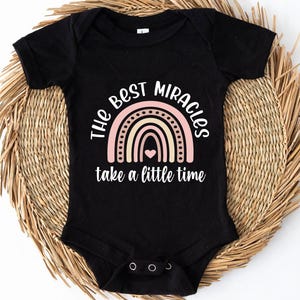 Bebé arcoíris SVG, Los mejores milagros toman tiempo SVG PNG, Diseño de mono de bebé de FIV, Cita de bebé Cricut SVG, Camiseta de bebé PNG sublimada