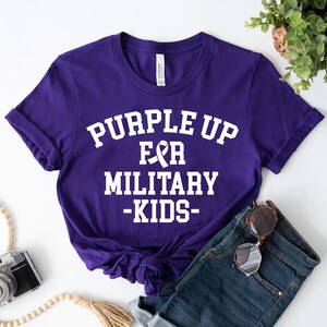 Lila für Militärkinder zwart, Militärkindbewusstseins-Monat Png, April lila Schutz, militärische Familie unterstützen, Sublimation PNG, Cricut Schutzfolie