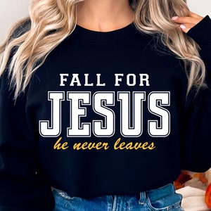 Pode incluir: Camisola de moletom preta com texto branco que diz "Fall for Jesus he never leaves".