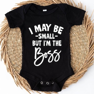 I May Be Small I&#39;m The Boss Baby Svg, Funny Baby Onesie Design, Pasgeboren Romper Cricut Svg, Baby Shower Gift Sublimatie Png, Cricut Cut