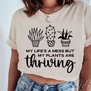 Mi vida es un desastre, pero mis plantas están prosperando Svg, Plant Svg, Plant Lover Svg, Funny Gardening Gift, Plant Mom Gift Svg, Plant Cactus Svg