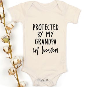 Protetto da mio nonno in paradiso SVG PNG – Design del ricordo, file Cricut per tutina commemorativa, arte sublimatica per angelo neonato