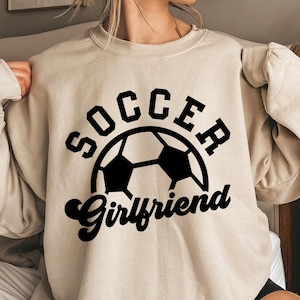 Football petite amie Svg, petite amie fan, Svg sport, football petite amie chemise Svg, football petite amie chemise fer sur png