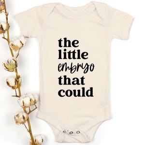 El pequeño embrión que pudo (Svg/Png) – Diseño de anuncio de bebé de FIV, Bebé arcoíris (Svg), Archivo de sublimación Cricut de embarazo milagroso