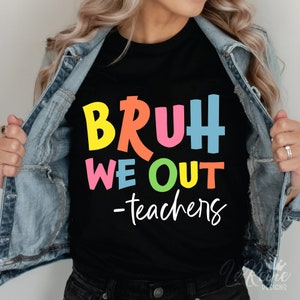 以下が含まれることがあります： カラフルな文字で「BRUH WE OUT -teachers」と書かれた黒いTシャツです。