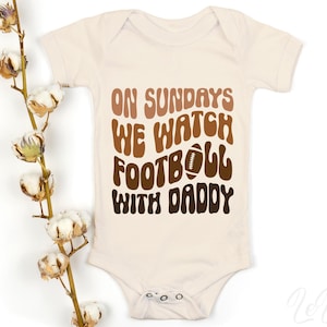 An Sonntagen sehen wir Fußball mit Vati-Svg, Fußball-Familien-Svg, Fußball-Saison-Baby-Outfit-Schnittdatei, Sublimations-Png