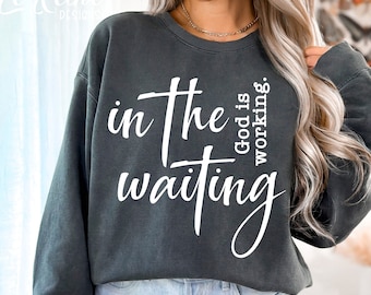Dans l'attente, Dieu travaille Svg, Svg chrétien, Svg religieux, Svg de citations inspirantes, Svg de verset de la Bible, foi Svg Png Eps, coupe Cricut