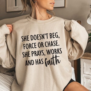 Ella no ruega por la fuerza ni persigue Ella ora, trabaja y tiene fe Svg, Mujer Fuerte Svg, Mujer Inspiradora Svg, Mamá Esposa Jefe Svg Png Eps