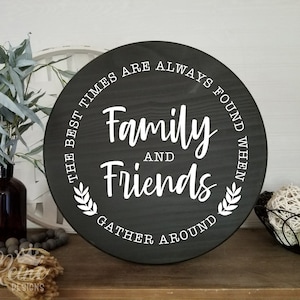 De beste tijden worden altijd gevonden wanneer familie en vrienden samenkomen rond SVG, Family Quote SVG, Family and Friends Design, Family Saying Svg