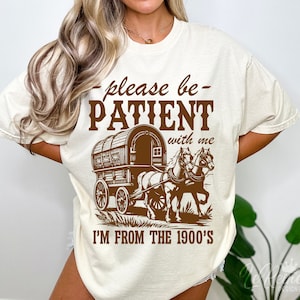 Veuillez être patient avec moi, je suis des années 1900 Png Svg, Svg de retour, Svg de citations drôles, humour adulte Png, fichier de coupe Cricut, sublimation Png