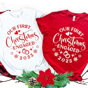 Onze eerste kerst verloofd 2025 Svg, paar kerst Svg, kerstbruiloft Svg, bijpassende pyjama Svg, Cricut Cut-bestand, sublimatie Png