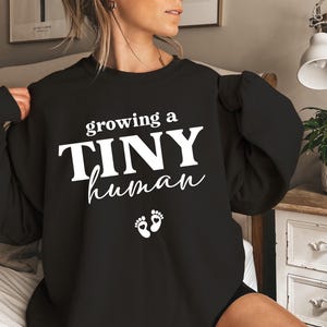 Growing A Tiny Human Svg Png, Design de camiseta de anúncio de gravidez, Arquivo de sublimação de maternidade engraçado, Svg fofo para ser mãe para Cricut