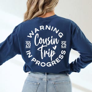 Aviso Viagem De Primo Em Andamento 2025 Svg, Viagem De Primo Svg, Férias Svg, Camisas Combinando Svg, Viagem De Família Svg Png Eps, Cricut, Sublimação