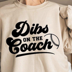 Me quedo con el entrenador SVG PNG, diseño de camiseta de mamá de béisbol, sublimación de esposa deportista divertida PNG, archivo de corte Cricut de sóftbol, día del juego SVG