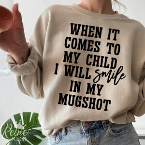 Als het om mijn kinderen gaat, zal ik glimlachen in mijn Mugshot Svg, Mama Svg, moeder Svg, grappig citaat Svg, volwassen humor Svg Png, Cricut, sublimatie