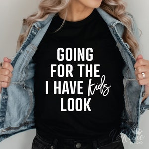 Buscando el look de "Tengo hijos" Svg, refranes divertidos Svg, camiseta divertida de mamá Svg, día de la madre Svg Png Eps, Cricut