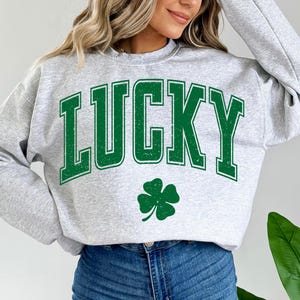 Glückspilz-Svg, irisches Kleeblatt-Svg, Glücks-Varsity-Svg, St Patrick Tages-Svg, Glücks-Vibes-Svg, trendige Svg Png Eps, Cricut-Schnitt, Sublimationspng