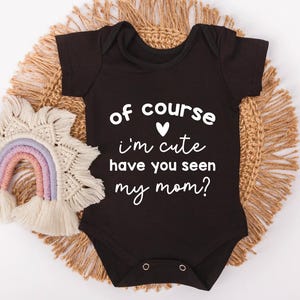 Certo che sono carina in formato SVG PNG, Hai visto mia mamma in formato SVG, Design divertente per tutina per neonati, Neonato carino in formato SVG per Cricut, Citazione della mamma in formato sublimatico PNG