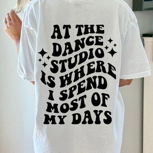 Studio de danse Svg Png, danseuse chemise citation Svg, fichier Png vie danse, pratique en studio Svg, ballet jazz hip hop Cricut coupe fichier, art de la sublimation