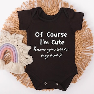 "Certo che sono carino" in formato SVG PNG, divertente body per neonato in formato SVG per la mamma, file SVG per neonato carino per Cricut, regalo per baby shower, disegno in formato PNG per sublimazione
