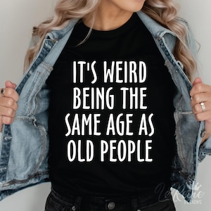 É estranho ter a mesma idade que pessoas velhas Svg, Funny Shirt Svg, Birthday Svg, Sarcastic Svg, Cricut Cut File, Sublimation Png