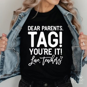 Cari genitori, Tag You're It Svg, Love Teachers Svg, Insegnante divertente SVG, Insegnanti fine anno scolastico, Divertente fine scuola Svg Png, Cricut
