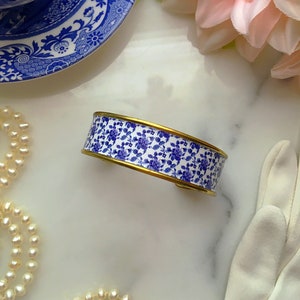 Blau und Weiß Chinoiserie Manschette Armband, Floral China Muster Armband, Blau Delft Stil Armband, Porzellan Muster Emaille Armband