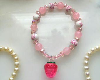 Braccialetto con fragole rosa, braccialetto elastico floreale, braccialetto kawaii, gioielli coquette, braccialetto cutecore, kawaii pastello