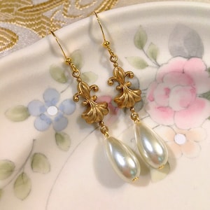 Pendientes de perla con flor de lis dorada, pendientes de perla con forma de lágrima estilo francés vintage, pendientes de flor de lis estilo rococó antiguo, pendientes barrocos