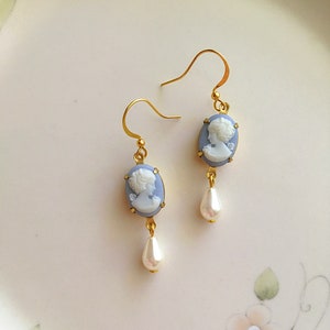 Pendientes de camafeo azul, pendientes de perla con camafeo, pendientes de perla estilo francés, pendientes de camafeo estilo vintage, pendientes estilo Wedgwood