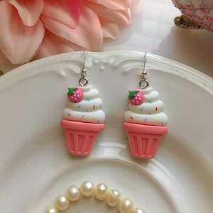 Rosa Eis Ohrringe, Erdbeer Ohrringe, Pastell Cutecore Ohrringe, Kawaii Ohrringe, Miniatur Essen Ohrringe, Geburtstag Kuchen Ohrring