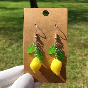 Zitrone Ohrringe mit grünen Blättern, Fairy Kei Ohrringe, Frucht Zitrone Tropfen Ohrringe, sizilianische Stil Ohrringe, wunderliche Ohrringe