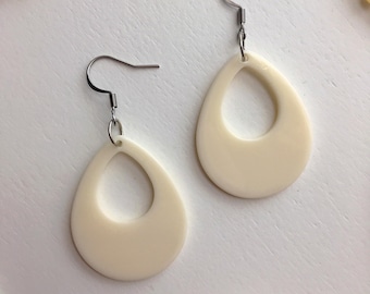 Retro Cream Teardrop Earrings, 60s Mod Style Jewelry, Vintage Boho Style Earrings, Off White Acrylic Teardrops, Hippie Bohemian Jewelry