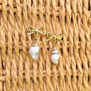 Gold Bow & Seashell Earrings, Conch Shell Earrings, Natural Sea Shell Dangle Earrings, Mermaidcore Jewelry, Coastal Grandmother Earrings